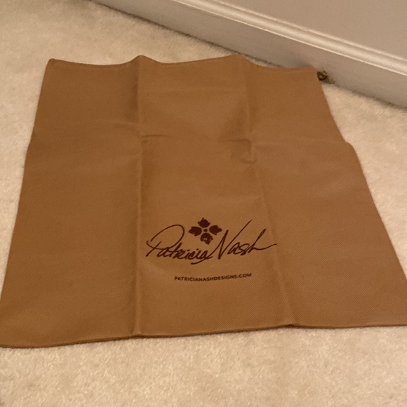 Patricia Nash Convertible Crossbody & Dust Bag - Picture 9 of 11